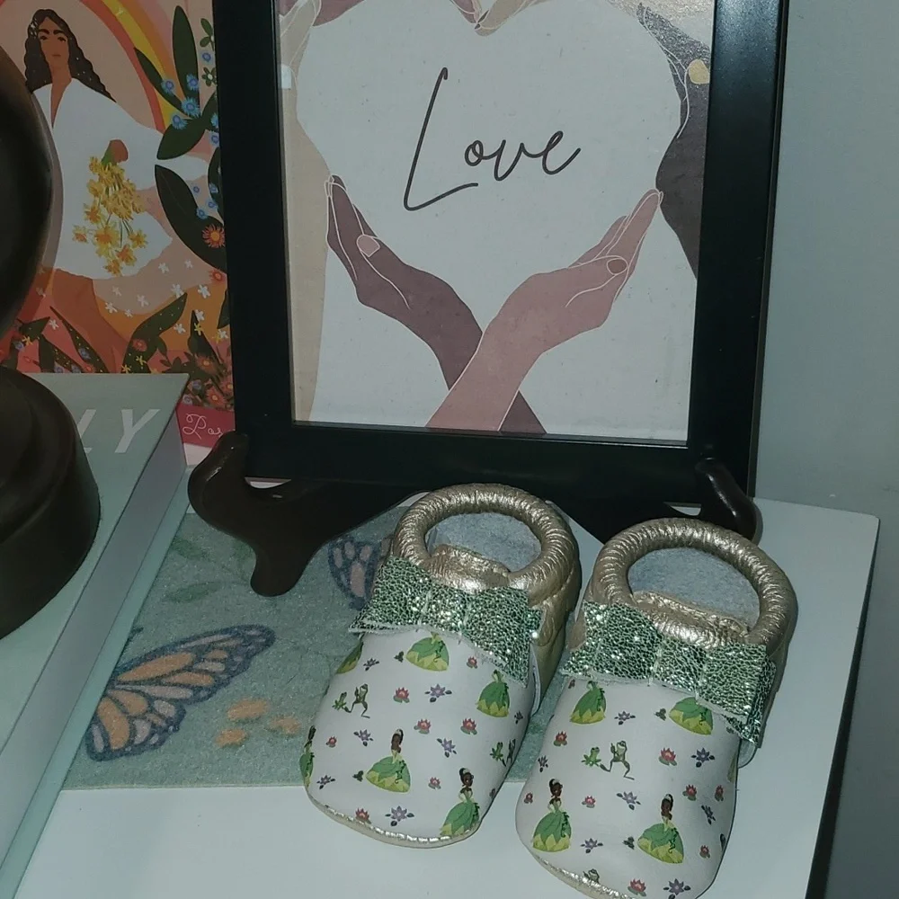 New Freahly Picked X Disney Princess Tiana & The Frog Bow Moccasin Size 2 6-12M